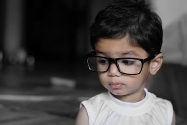 香港理工大学、子供の近視の進行を遅らせるメガネを開発